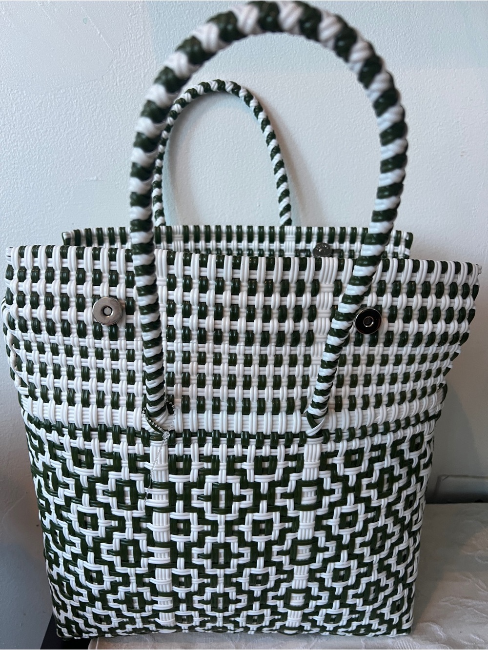 Woven Green and White Tote Bag with Tassel By Valerosa - Picture 4 of 8